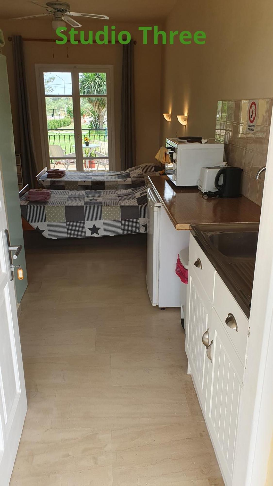 Kivotos Villa Studios Roda  Chambre photo